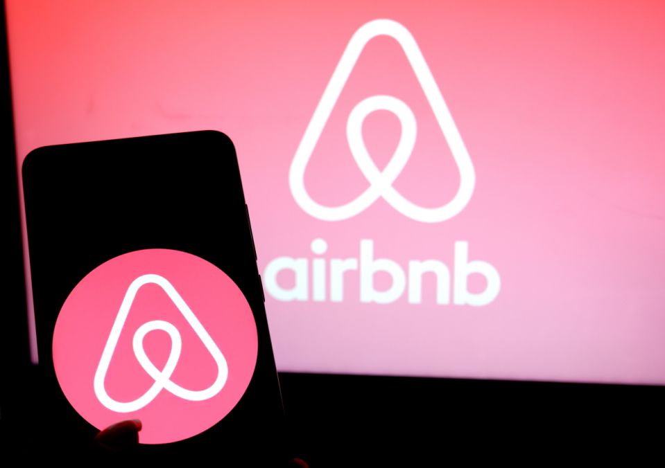 INDIA - 2019/07/17: In this photo illustration a Hospitality service provider application airbnb  logo seen displayed on a smartphone. (Photo Illustration by Avishek Das/SOPA Images/LightRocket via Getty Images)