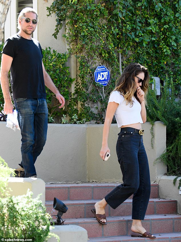 The 32-year-old wears fashionable high-waisted jeans and a simple white T-shirt with a thick Gucci belt and spends lunch in Los Angeles with Michael (35) and her parents Ira and Janet. I did.